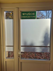 Folia mleczna na szyby 1