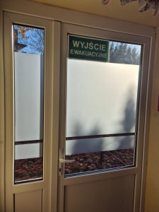 Folia mleczna na szyby 2